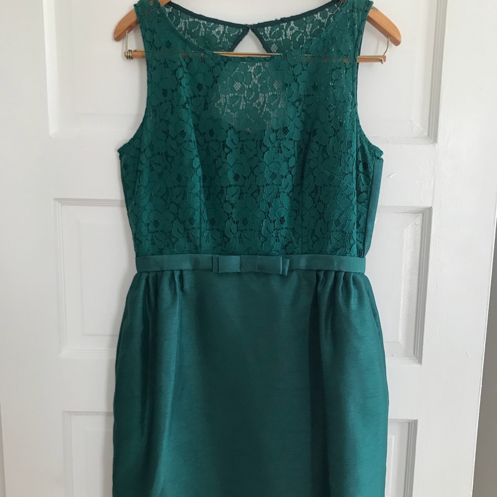 Holiday fun! Like new Taylor keyhole back w pocket